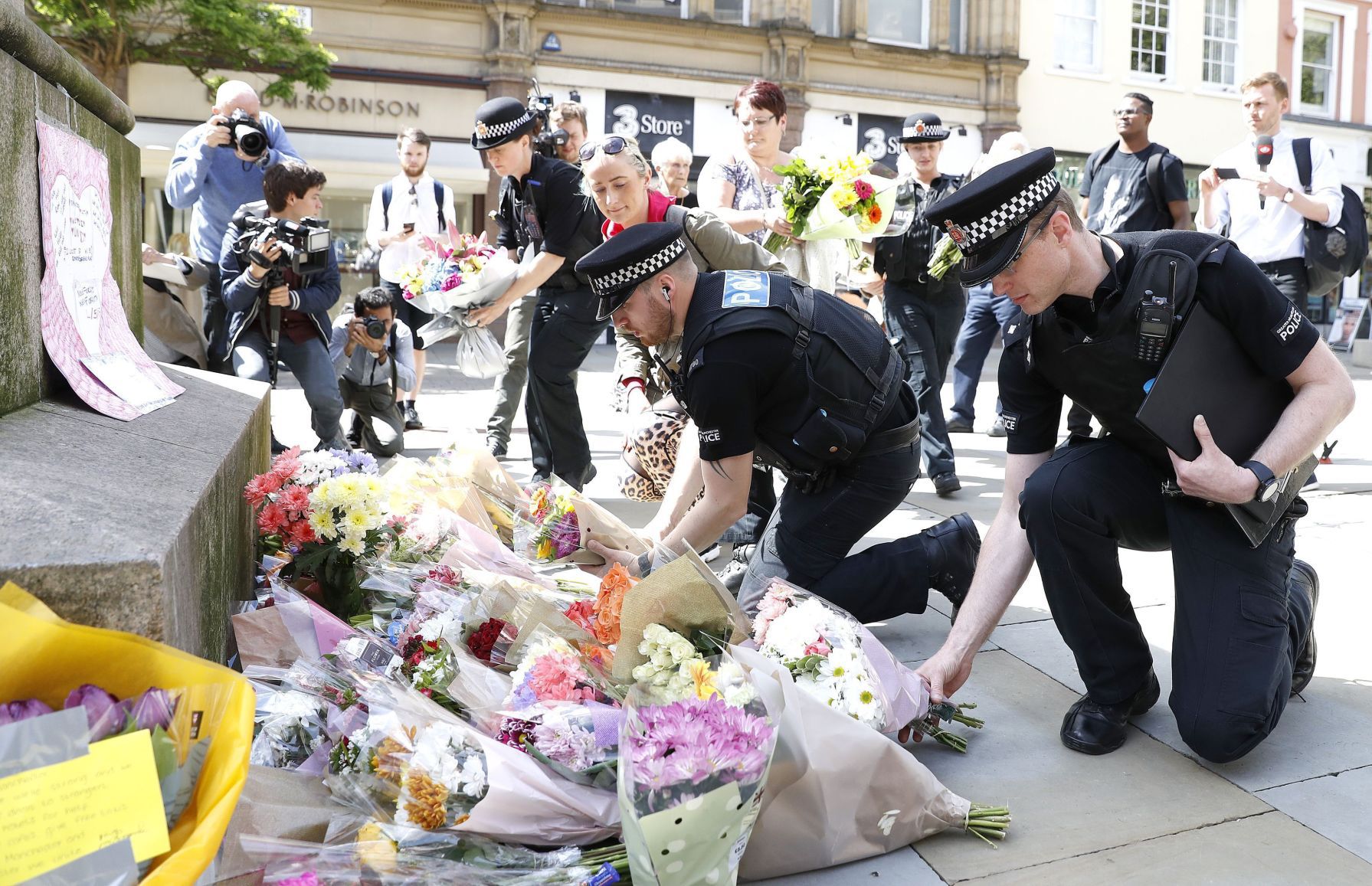 Manchester police name bomber, hunt for accomplices